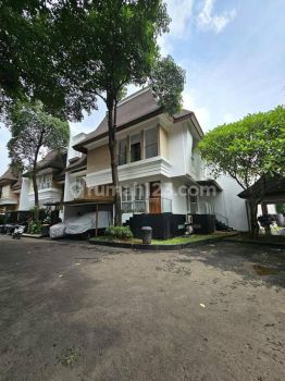 Rumah Town House di Jatipadang Pasar Minggu Jakarta Selatan 3 Lantai SHM Bagus