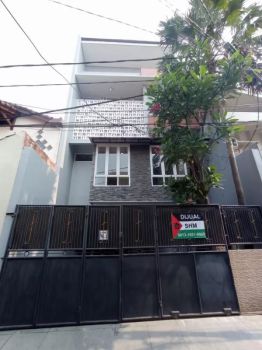 Disewakan rumah 3 lantai garasi luas di rawamangun seperti baru