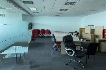Disewakan Office St Moritz Lantai Sedang Semi Furnished Terkoneksi Ke Mall Lippo