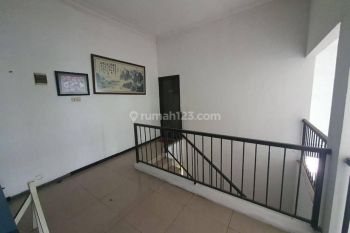 Xyjae, Tempat Usaha Bekas Showroom Mobil Jl. Barata Jaya