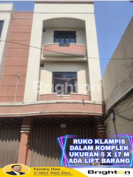 RUKO 3 LANTAI KOMPLEK KLAMPIS ADA LIFT BARANG COCOK KANTOR