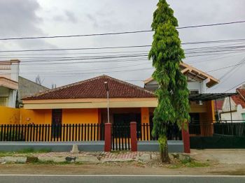 DISEWAKAN RUMAH USAHA LOKASI STRATEGIS JEMBER