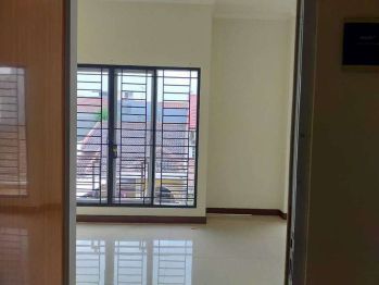 DISEWAKAN RUMAH TINGGAL BARU DAN CANTIK 2 1/2LANTAI