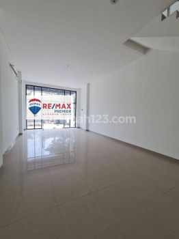 Disewakan Ruko New East 3 Lantai , 2 Tampak depan Dan Belakang Di Jgc Cakung