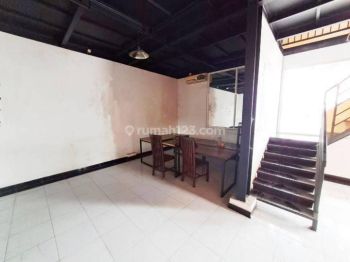 Ruang usaha 2 lantai siap pakai di area komersial ramai daerah UNDIP