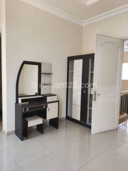 Rumah rapi 2 lantai furnished siap pakai