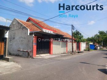 Rumah bisa sekaligus untuk kantor atau ruang usaha di Manahan, Solo.