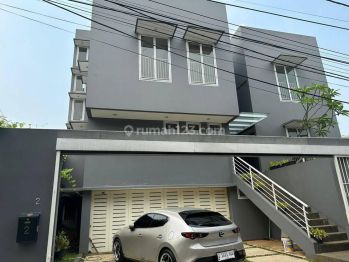 Sewa Rumah Senopati Jakarta Selatan 4 BR With Rooftop Private Pool