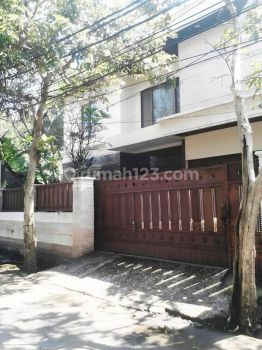 Rumah 2 Lantai di Kemang, Jakarta Selatan SHM Imb