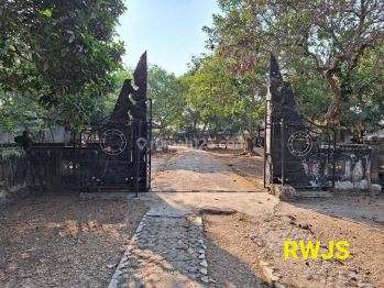 Dijual Tanah/Rumah/Galeri Seni Omah Biyen Lippo Karawaci Tangerang