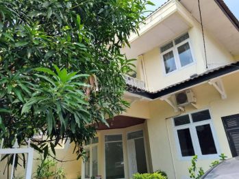 Disewa rumah 2 lantai SHM di cilandak timur hadap selatan jaksel