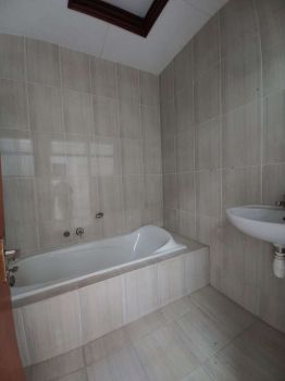 Disewakan Rumah/ Rumah Usaha Luas di Jl. Gunung - Gunung Ijen, Malang