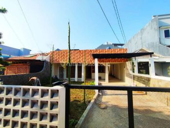 Rumah dijual halaman luas strategis dekat labschool Rawamangun