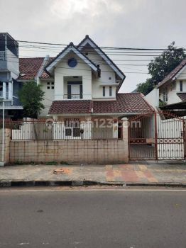 Disewakan rumah 2 lantai di jalan raya Griyaloka BSD