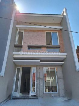 Siap Huni, Baru Gress Rumah Manyar Indah Tengah Kota Surabaya