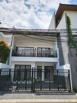 Rumah di Jalan Pinang Kuningan Pondok Indah 3 Lantai