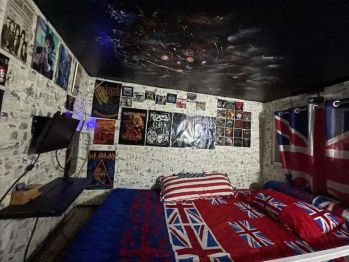 Kamar Kost tema metal