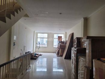 Dijual/Disewa Ruko Crown Hadap Dalam, Ada Lift Barang