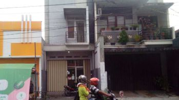 Disewakan Ruko di Jalan AM Sangaji Dekat Tugu, Jalanan Ramai