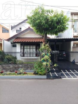 Rumah Dengan Halaman Cantik Terawat Di Bintaro Sektor 2