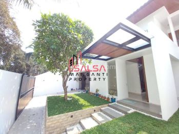 Disewakan Rumah Cantik Asri Nyaman Lokasi Prime Area Harga Nego Murah Dekat Jis