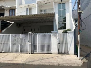 Rumah Minimalis Modern di Tebet Barat Jakarta Selatan 2 Lantai SHM Bagus