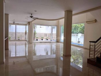 Disewakan Rumah 3 Lantai + Kolam Renang di Pondok Indah