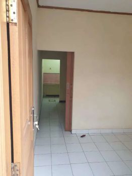 Di kontrakkan rumah petakan, ada parkiran mobil