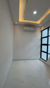 Rumah 3 lantai + rooftop di utan kayu matraman dekat pramuka