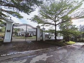 Rumah Classic dengan Kolam Renang dan View Pegunungan di Sentul City