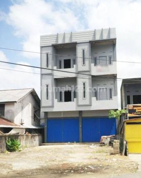 Ruko 3 Lantai Kondisi Kosong di Tepi Jalan Selat Panjang
