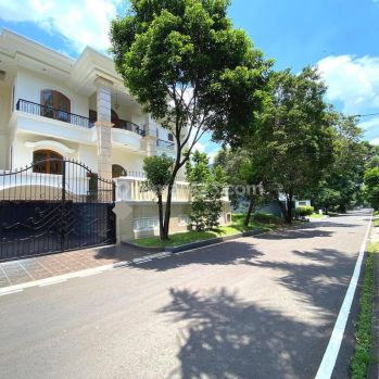 Rumah Lux 2 lantai di pondok indah area tenang nyaman ada pool