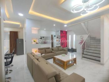 Rumah Bagus di Komplek singgasana mainroad 2 Lantai SHM Barat Laut