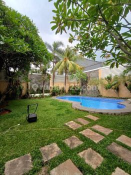 Rumah 2 Lantai Bagus Semi Furnished SHM di Kemang Selatan, Jakarta Selatan