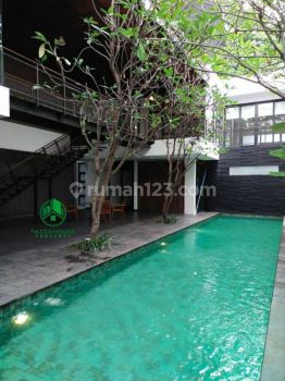 Rumah Mewah Murah Siap Huni Good Location Furnish 4 BR Negosiable Di Menteng