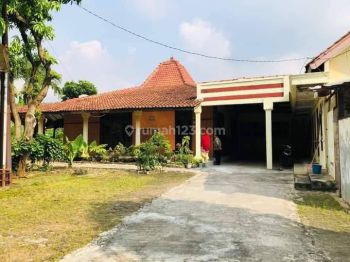 Rumah + kost, jual hitung tanah saja.. Lokasi tepi jalan ciracas
