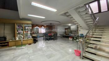 Rumah 2 lantai di Kompleks Intercon Lingkungan Tenang dan Nyaman