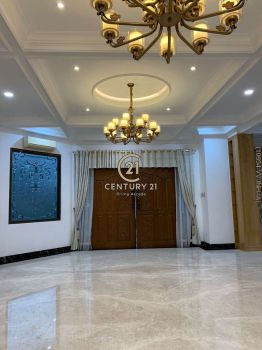 Rumah Posisi Hook Deket Ke PIM Depan Taman Di Pondok Indah