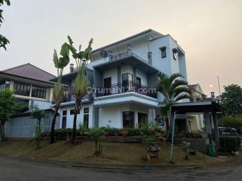 RUMAH MEWAH TAMAN GIRILOKA BSD DENGAN KOLAM RENANG