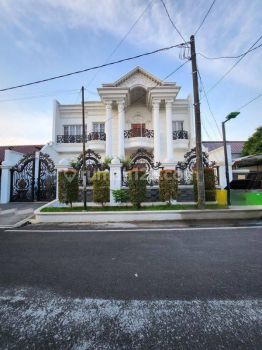 Rumah Mewah di Komplek Billymoon Pondok Kelapa