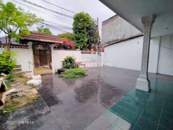 Rumah Tua Hitung Tanah Lahan Luas 296 Dekat Tol Cempaka Putih