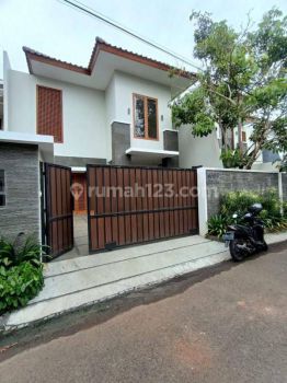 Rumah bagus disewa siap huni di Kemang utara 2 Lantai