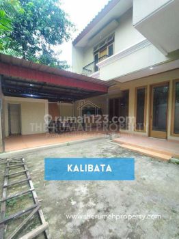 Rumah Cantik Siap Huni Area Parkir Luas Dan Akses Jalan Besar