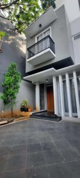 Disewakan Rumah 2 Lantai Dekat Blok M