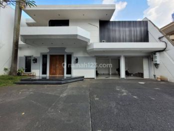 Dijual Luxurious House 3 Kamar di Menteng Spacious