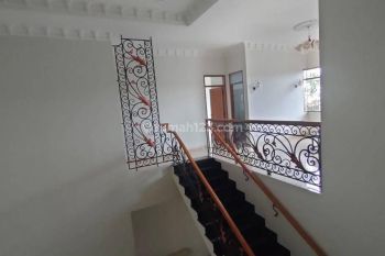 Rumah 2 Lantai Bagus SHM di Singgasana Pradana, Bandung