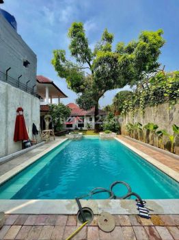 RUMAH MODERN DENGAN TAMAN LUAS di KEMANG JAKARTA SELATAN