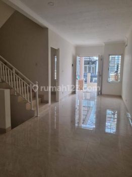 Rumah rapi 2 lantai di Komplek semanan indah cengkareng Jakarta barat