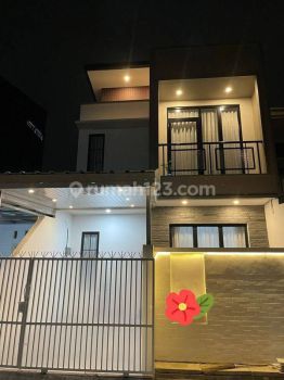 Rumah 2 lantai di Cluster Akasia