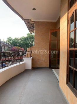 Rumah 3 lantai diKelapa gading, rapih.